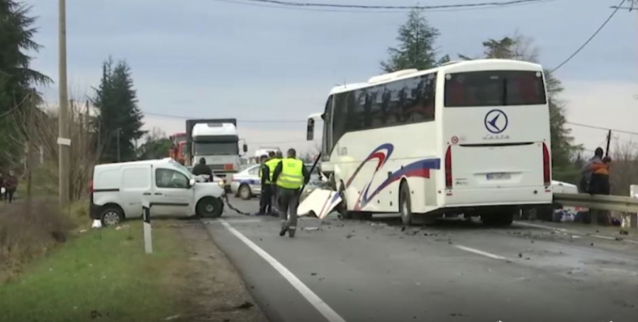 HOROR NA PUTEVIMA ŠIROM SRBIJE Za manje od 24 sata na desetine povređeno u udesima, a tri osobe poginule! Među njima i dečak (13) na biciklu!