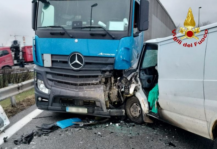DRAMA U ITALIJI Sudar kamiona i kombija, vozač iz Srbije za dlaku izbegao smrt! (FOTO)