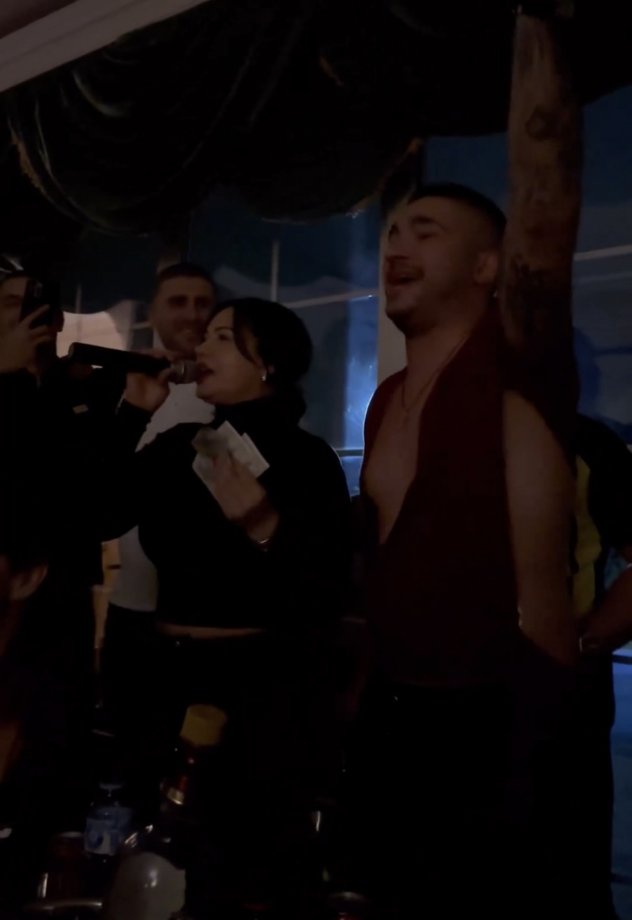 KITIO JE EVRIMA Mirko Šijan vidno alkoholisan čašćavao ovu pevačicu (FOTO)