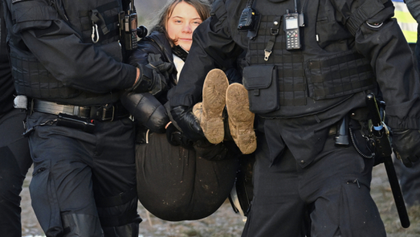 "POLICIJA NAS JE OBORILA NA ZEMLJU" Oglasila se Greta Tunberg nakon privođenja