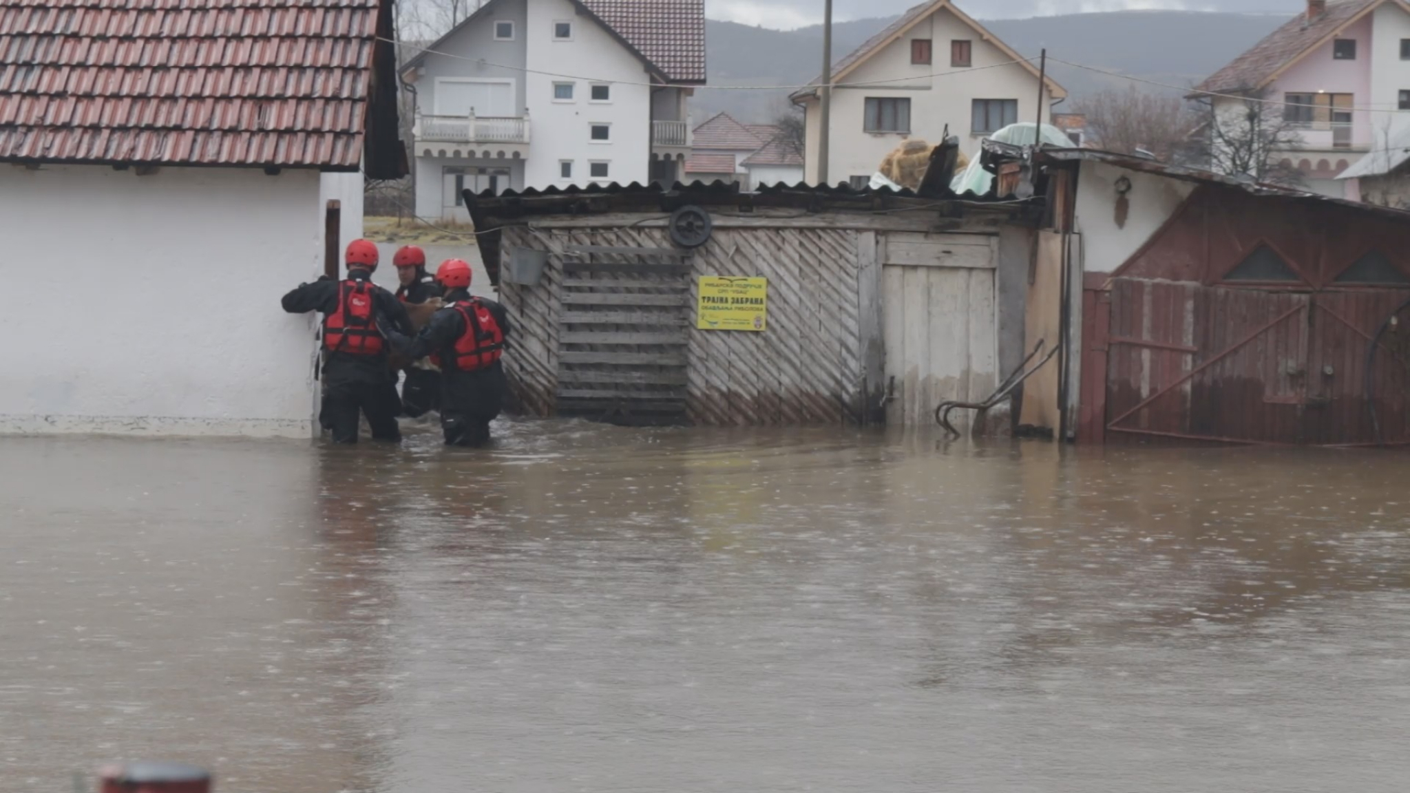 BEBA ZAROBLJENA U KUĆI Poplave paralisale Sjenicu (FOTO)