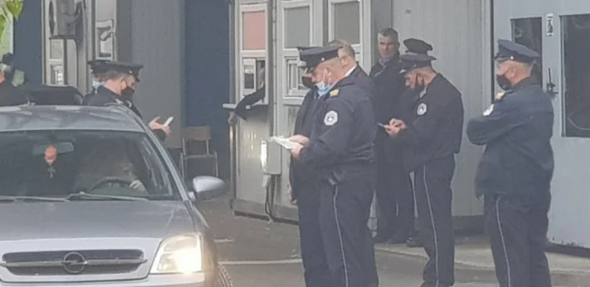 SVEČLJA UPAO U BRNJAK SA PRATNJOM Albanski policajci nastavljaju da divljaju, ušli u napuštenu fabriku