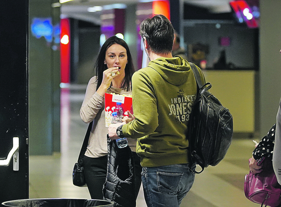 UHVAĆENI U BIOSKOPU Sloboda i Vojin Ćetković u ležernom izdanju, Mićalovićeva ponovo iznenadila prirodnom lepotom