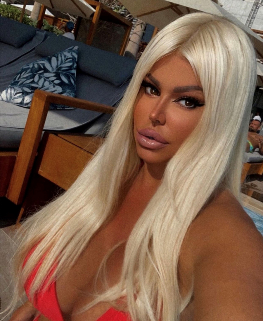 DARO, VRATI BARBIKI LICE! Pevačica se ponovo zaigrala u fotošopu (FOTO)