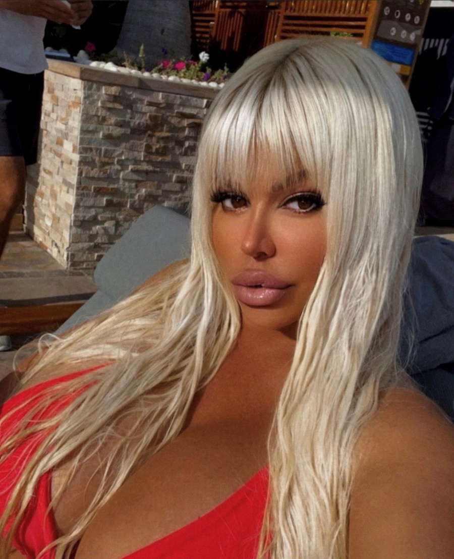 DARO, VRATI BARBIKI LICE! Pevačica se ponovo zaigrala u fotošopu (FOTO)