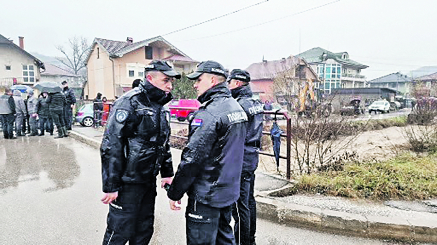 BORBA SA POPLAVAMA SE NASTAVLJA Proglašena vanredna situacija u Novom Pazaru gde je reka odnela dva muškarca: Skočio sam za ocem, ali je za tren nestao