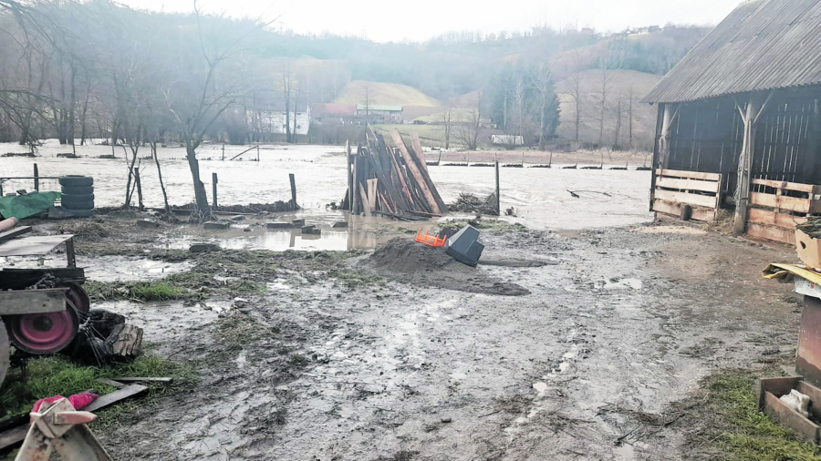 BORBA SA POPLAVAMA SE NASTAVLJA Proglašena vanredna situacija u Novom Pazaru gde je reka odnela dva muškarca: Skočio sam za ocem, ali je za tren nestao