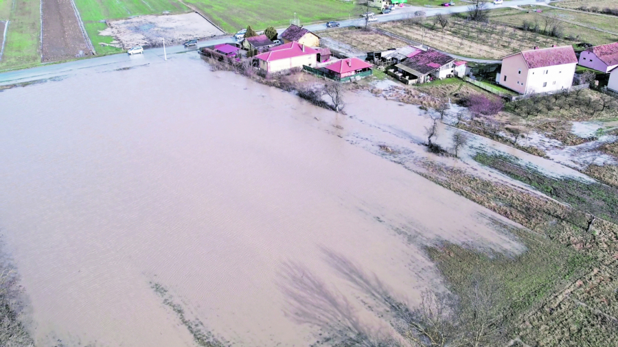 BORBA SA POPLAVAMA SE NASTAVLJA Proglašena vanredna situacija u Novom Pazaru gde je reka odnela dva muškarca: Skočio sam za ocem, ali je za tren nestao