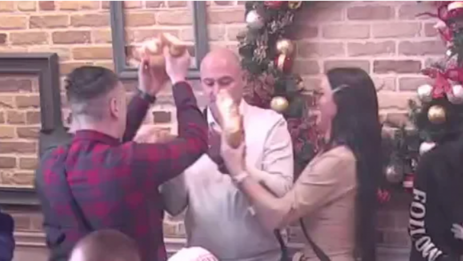 ZADRUGARI PROSLAVLJAJU SVETOG JOVANA Bojan, Slađa, Aleksandar i Marko slomili slavski kolač, POKAZALI SU KAKO SE POŠTUJU SRPSKI OBIČAJI