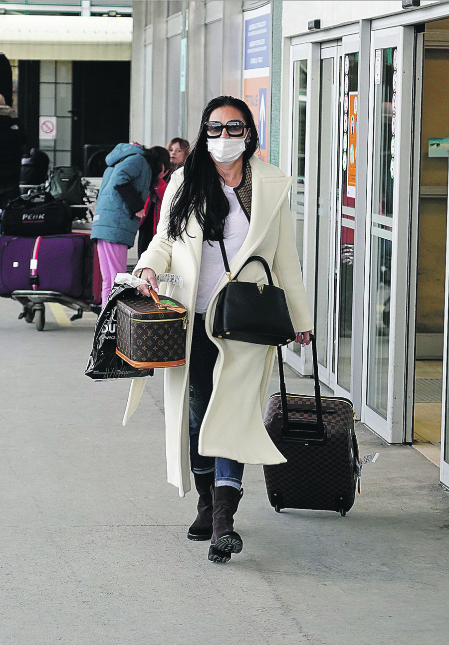 LUKSUZ ZA SVE PARE  Ovo su torbe za koje je Ceca izdvojila osam miliona, a jednu nosi i Viktorija Bekam