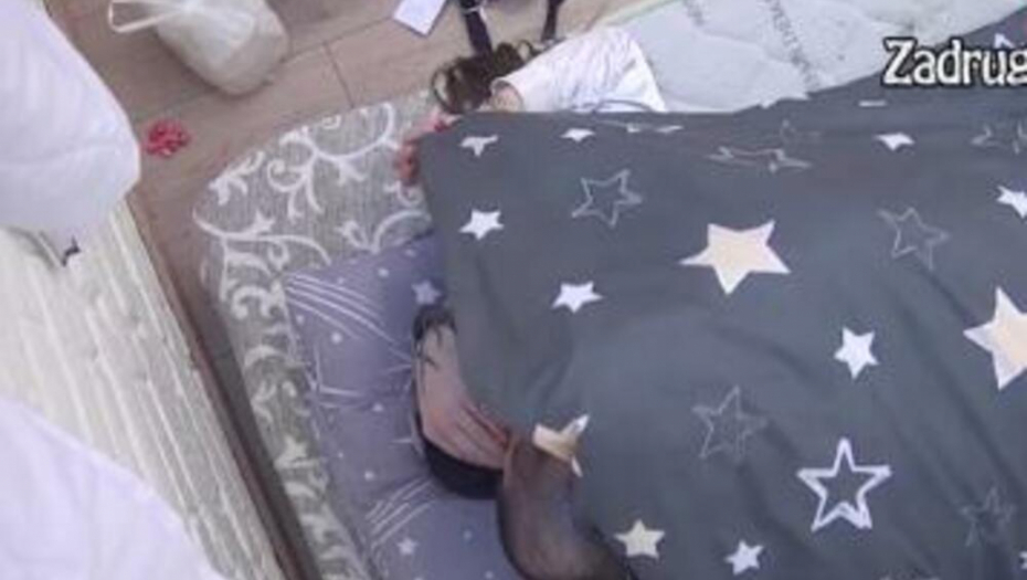 ZVEZDAN ISKORISTIO ANĐELU ZA SE*S, PA JE NIKAD BRUTALNIJE PONIZIO Gađao je prljavim maramicama i šutnuo! (VIDEO)