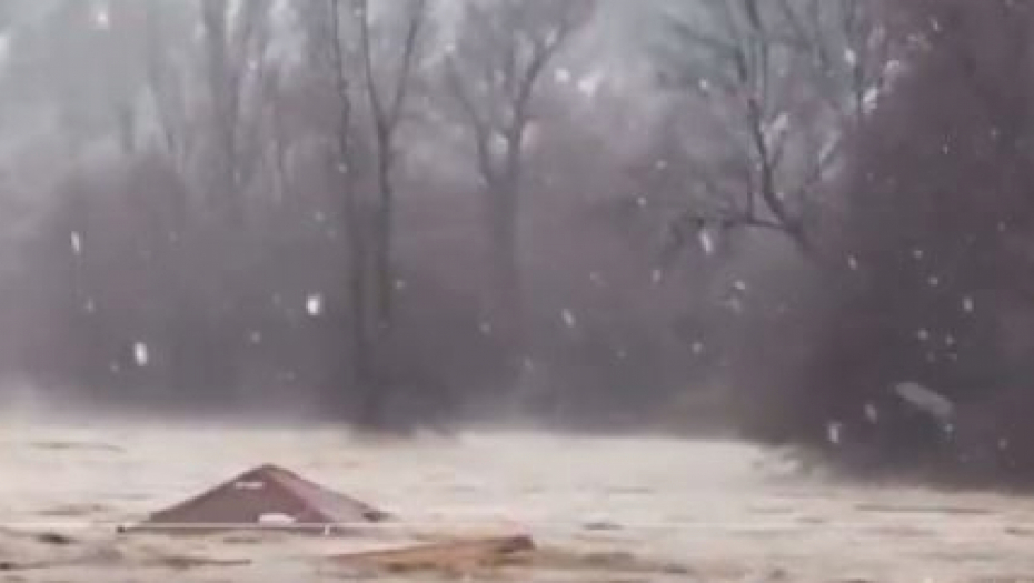IBAR ODNEO CELU KUČU! Reka potpuno podivljala, nosi sve pred sobom! (VIDEO)