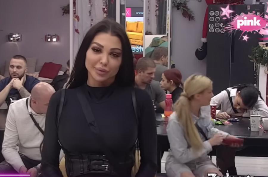 ZAPALILA BI JE DA MOŽE Isplivala ŠOKANTNA FOTKA Maje Marinković PRE SILNIH OPERACIJA Ne liči na sebe, od ružnog pačeta do labuda! (FOTO)