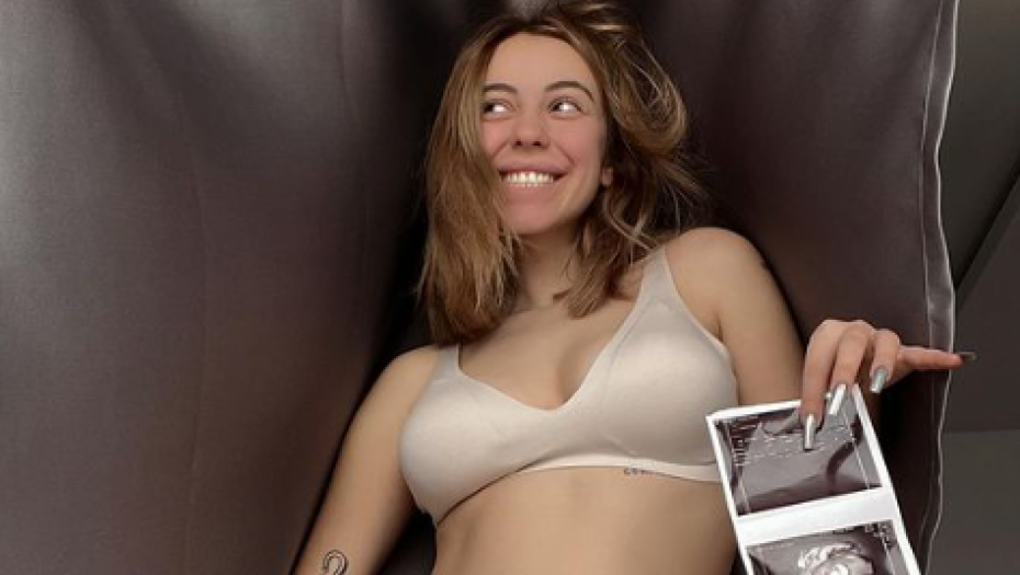 PORODILA SE PINKOVA ZVEZDICA! Makedonska pevačica na svet donela dečaka, evo koje ime je odabrala za naslednika!