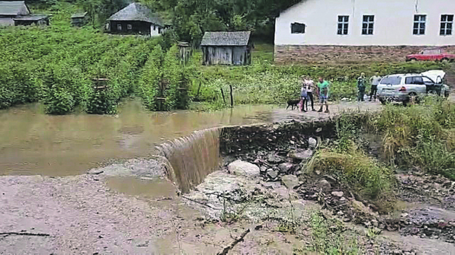 BUJICA ZAROBILA DECU I STARCE U Novoj Varoši poplavljeni putevi, aktiviralo se klizište, voda ušla u kuće i štale