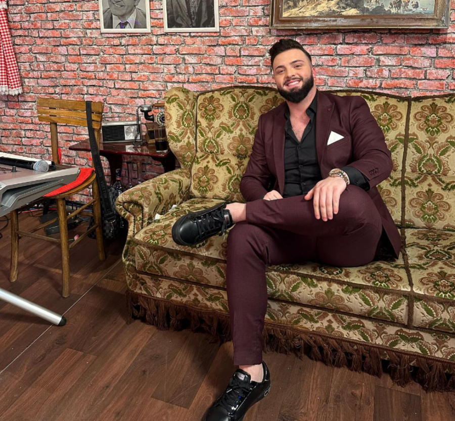 VREĐAO I PROZIVAO SRBE, A ONDA MU ZABRANJEN ULAZAK U NAŠU ZEMLJU Slikao se sa Naserom Orićem, napao Cecu, odjednom NESTAO, a evo kako danas izgleda pevač! (FOTO)