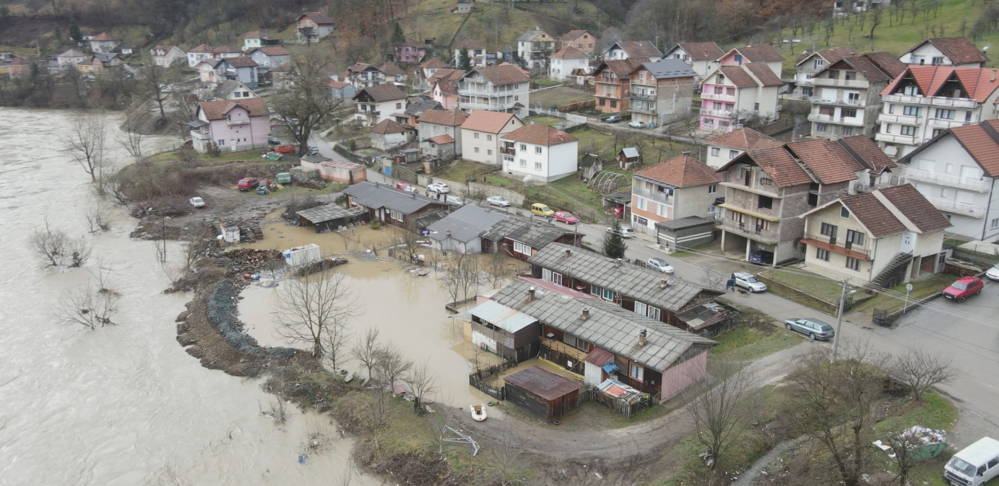 KATASTROFA Očajni meštani pribojskog naselja Luke nakon poplave sabiraju štetu: Spasavali smo živu glavu, neki su napolje izleteli i goli i bosi