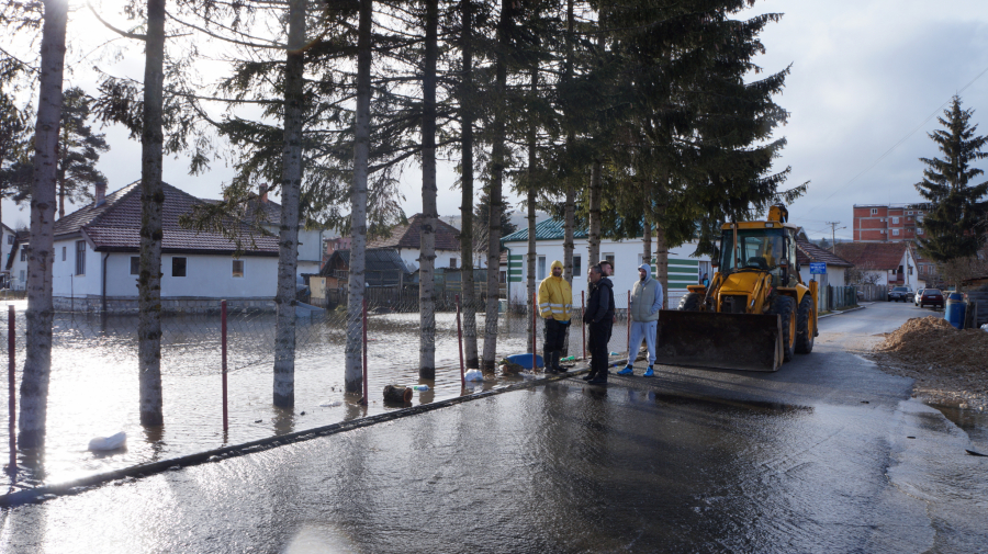 KATASTROFA Očajni meštani pribojskog naselja Luke nakon poplave sabiraju štetu: Spasavali smo živu glavu, neki su napolje izleteli i goli i bosi