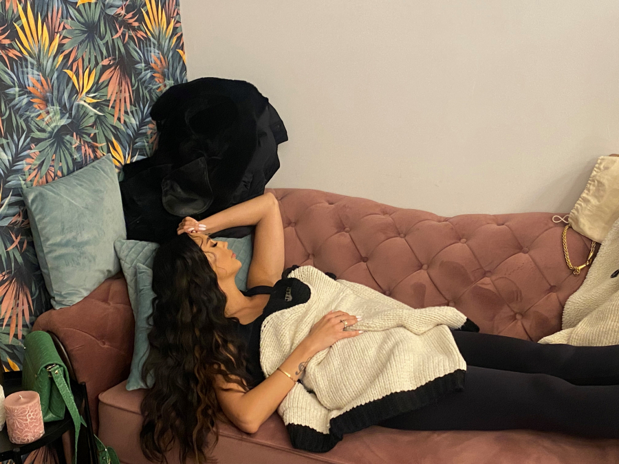 ALO! PAPARAZZO Katarina Grujić pred izlazak na scenu uhvaćena u krajnje čudnoj pozi