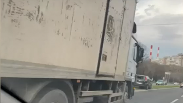 SUDAR U BRAĆE JERKOVIĆ Kamion udario u automobil, srča rasuta po putu! (VIDEO)