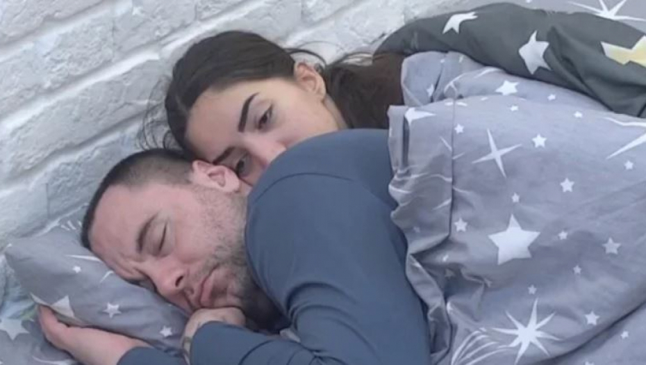 KRPELJ NAD KRPELJIMA Anđela Đuričić ponovo spopala Zvezdana, ne mili mu se da otvori oči (FOTO/VIDEO)