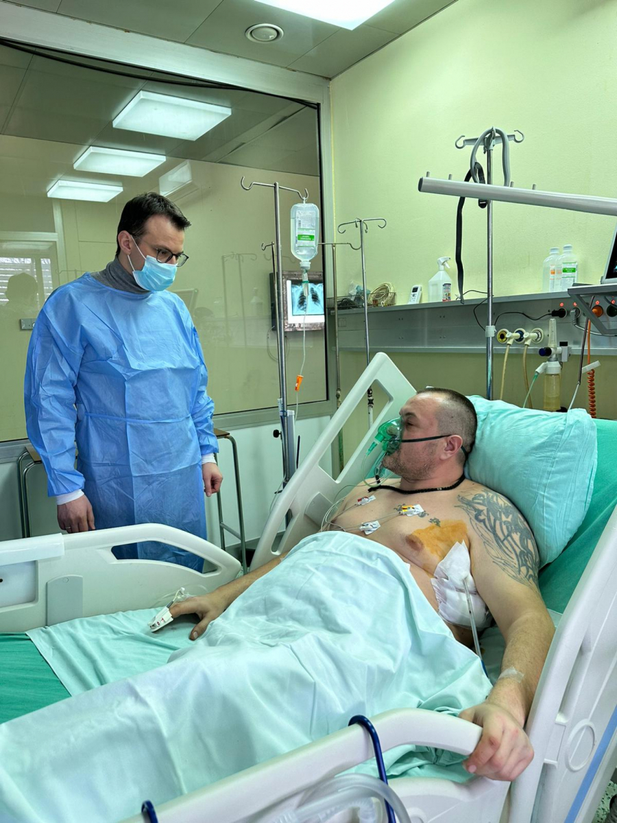 ROSU MALTRETIRA SRPSKI NAROD Direktor Kancelarije za KiM obišao ranjenog Miljana Delevića (FOTO/VIDEO)