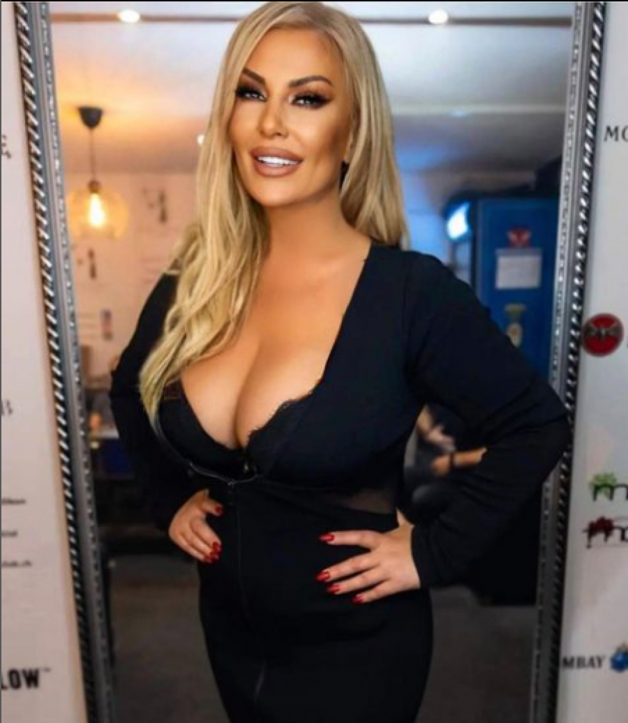 ELMU SINANOVIĆ URNIŠU ZBOG LOŠEG FOTOŠOPA, A ONA SADA ŠOKIRALA IZJAVOM Pevačica potpuno promeni lični opis, upitala sve 