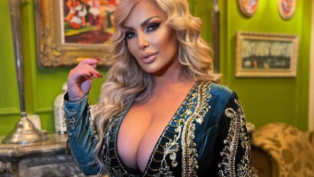 ELMU SINANOVIĆ URNIŠU ZBOG LOŠEG FOTOŠOPA, A ONA SADA ŠOKIRALA IZJAVOM Pevačica potpuno promeni lični opis, upitala sve "da li imam rogove?"