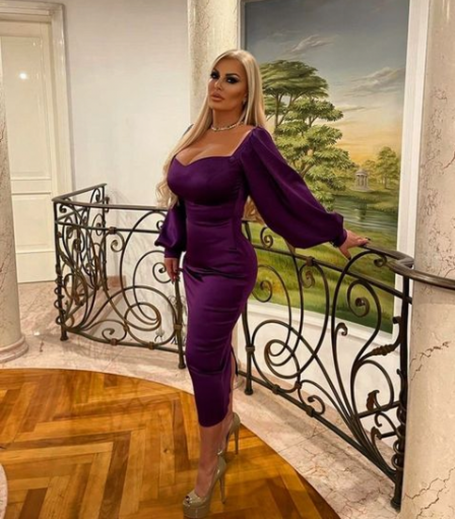 ELMU SINANOVIĆ URNIŠU ZBOG LOŠEG FOTOŠOPA, A ONA SADA ŠOKIRALA IZJAVOM Pevačica potpuno promeni lični opis, upitala sve 