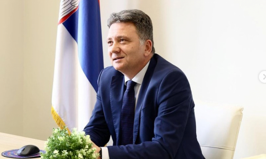 ČLANOVI VLADE SRBIJE IZNENADIĆE LEPŠE POLOVINE ZA DAN ŽENA: Ministri spremili poklone za supruge