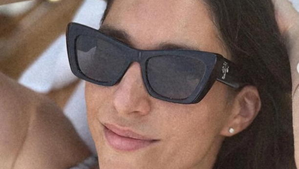 VRELO IZDANJE JELISAVETE ORAŠANIN Glumica objavila fotografije sa Maldiva, PA RADILA AKROBACIJE NA PLAŽI