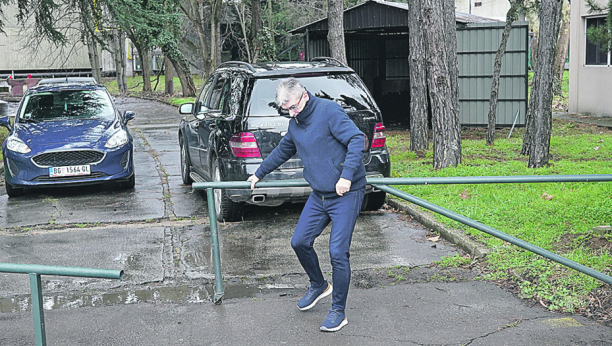 DOŽIVEO MALER Popović umalo pao, ali uspeo da ostane na nogama (FOTO)