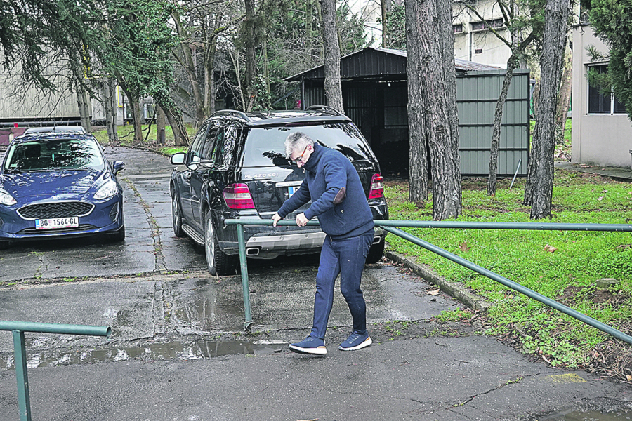 DOŽIVEO MALER Popović umalo pao, ali uspeo da ostane na nogama (FOTO)