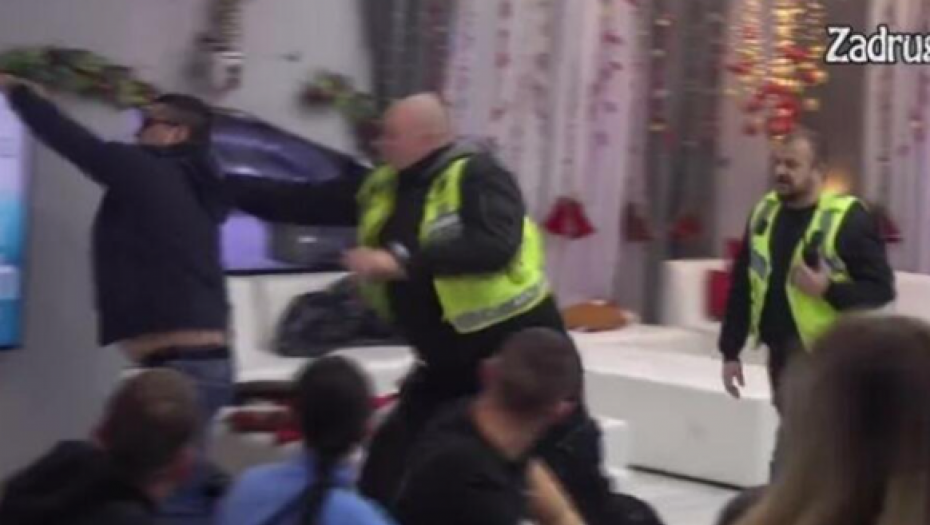 HAOS U ZADRUZI Bebica izgubio kontrolu, nasrnuo na Zolu, pa lomio televizore po "beloj kući": SVE ZBOG BIVŠE SUPRUGE (VIDEO)