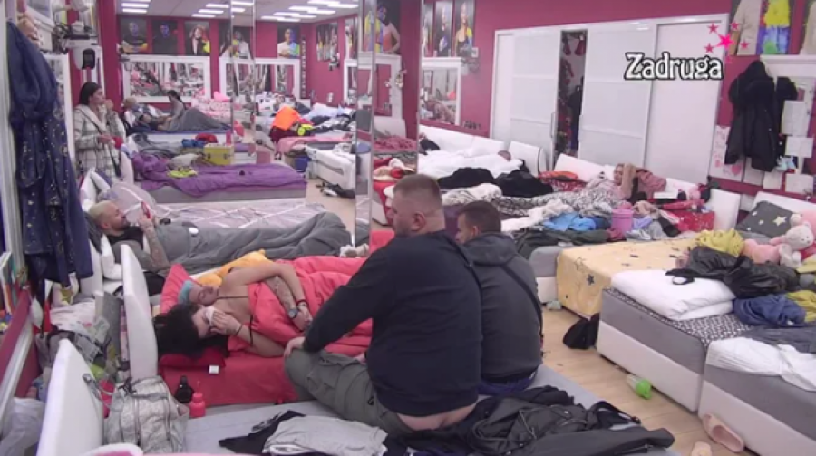 IZNENADILE MUŠKI DEO ZADRUGARA Janjuš u neverici posmatrao kako Anita miriše Jovanine prste posle se*sa 