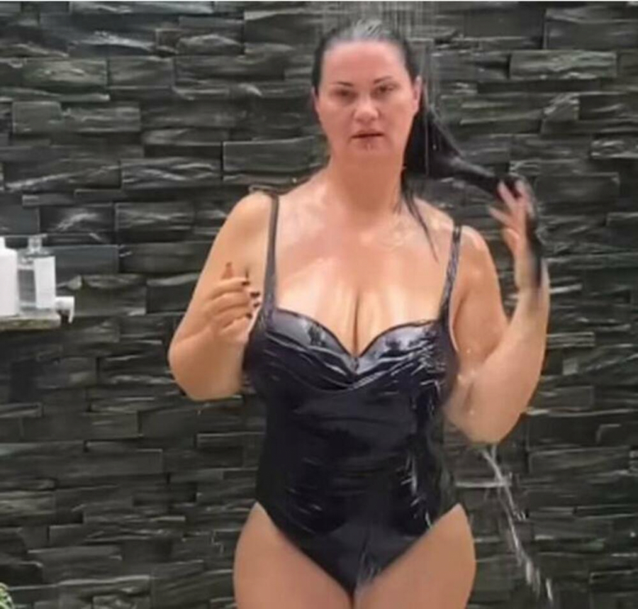 JANA RASPUSTILA SVOJE GIGANTSKE GRUDI ISPOD TUŠA Pevačica vlažna i vrela zaludela muški rod, HOT prizor koji podiže pritisak! (FOTO)