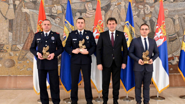 ZASLUŽENE NAGRADE Gašić uručio priznanja najhrabrijem i najposvećenijem policijskom službeniku