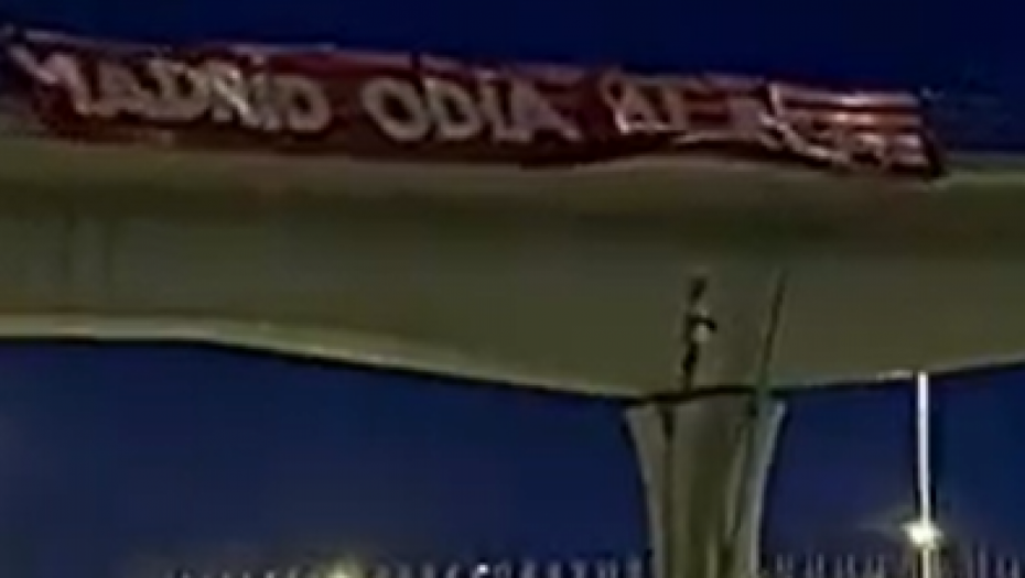 JEZIVO - NAVIJAČI OBESILI LUTKU U MADRIDU Zastrašujuća priprema za derbi - visi dres poznatog fudbalera (VIDEO)
