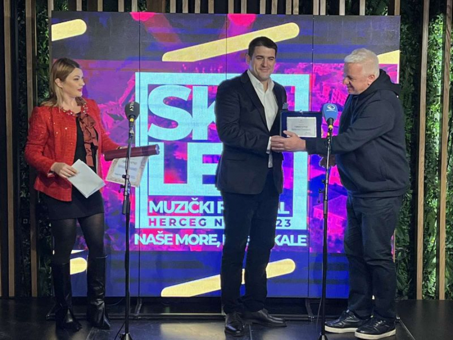 NAGRADA ZA NAJBOLJI MEDIJSKI PODUHVAT U 2022. GODINI Stoiljković: Naše je more, naše su Skale, naša je i cela Crna Gora! (VIDEO)