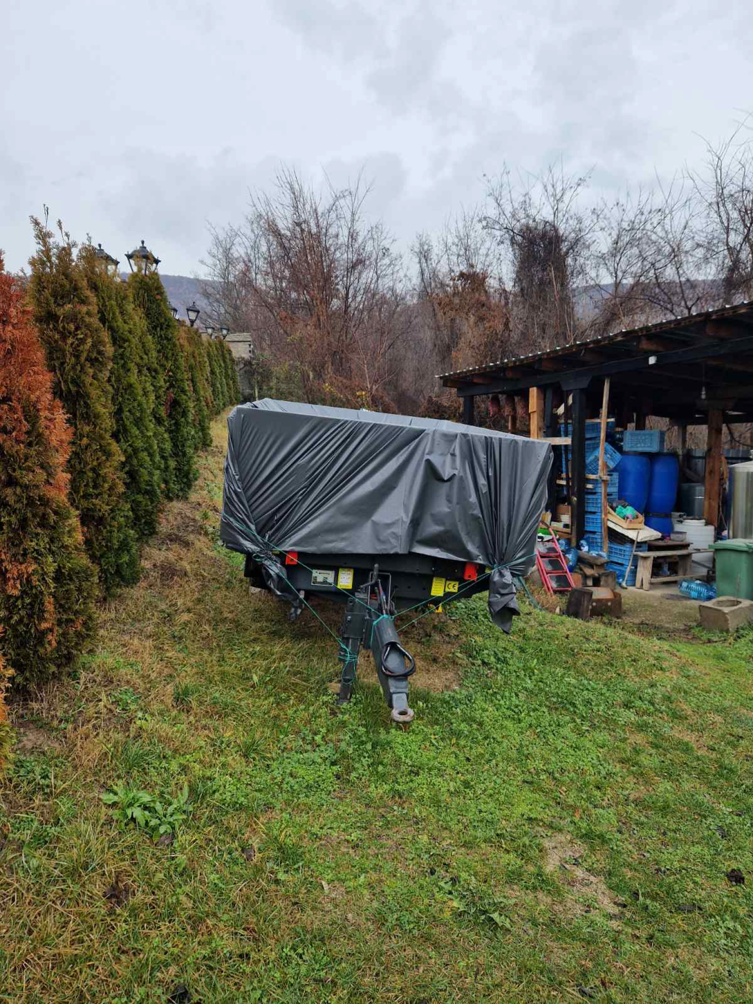 POMOĆ KANCELARIJE ZA KIM Dečanska vinica i manastir Zočište dobili pčelarsku i voćarsku opremu