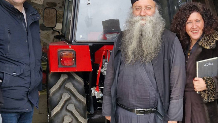 POMOĆ KANCELARIJE ZA KIM Dečanska vinica i manastir Zočište dobili pčelarsku i voćarsku opremu