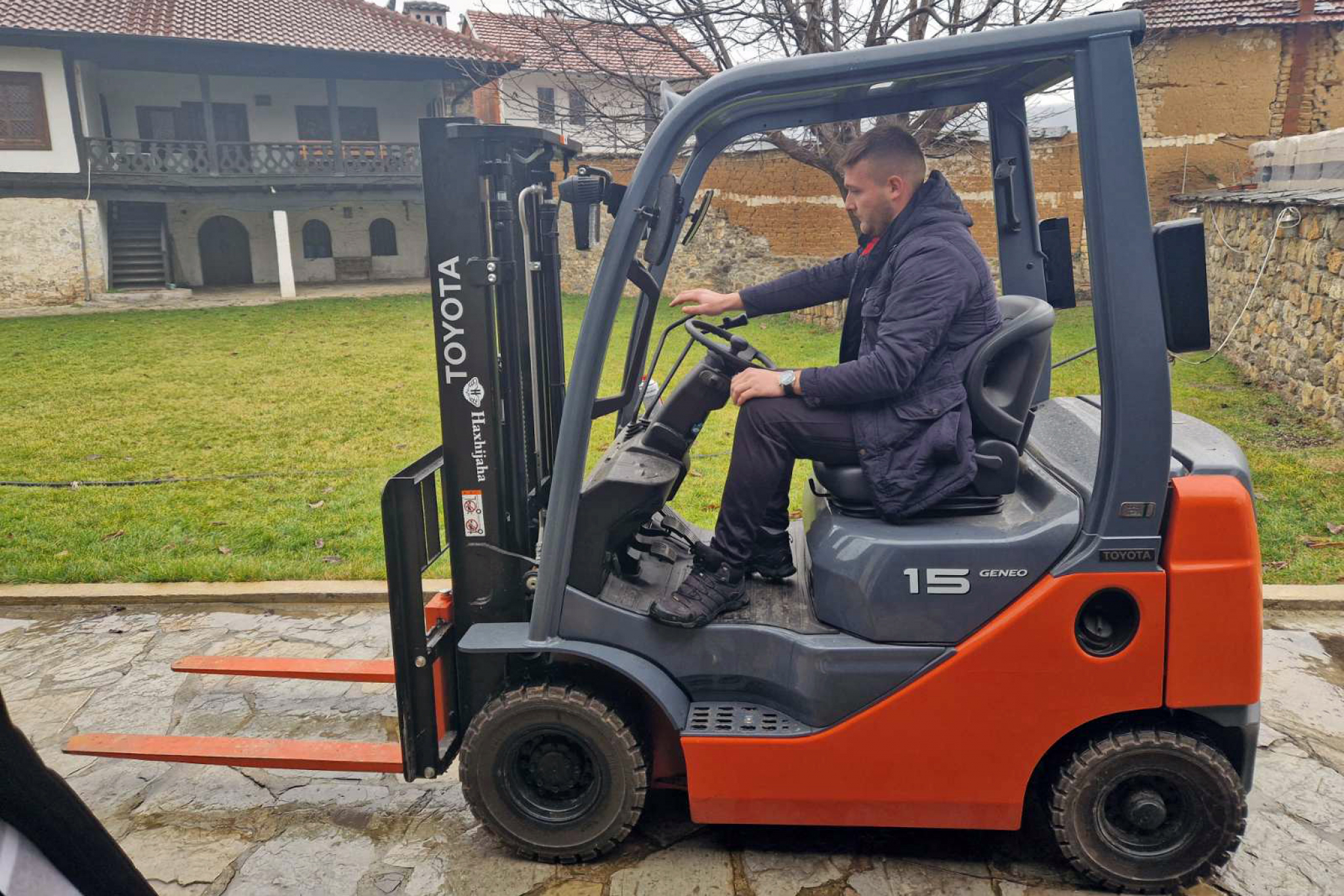 POMOĆ KANCELARIJE ZA KIM Dečanska vinica i manastir Zočište dobili pčelarsku i voćarsku opremu