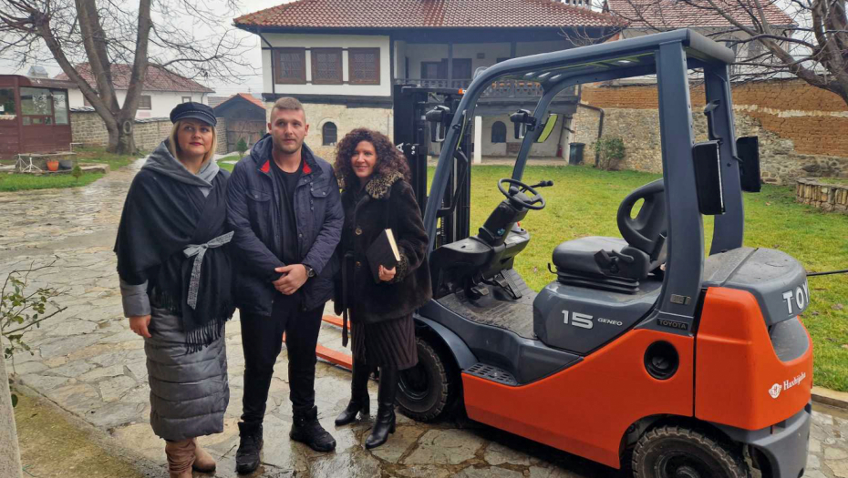 POMOĆ KANCELARIJE ZA KIM Dečanska vinica i manastir Zočište dobili pčelarsku i voćarsku opremu