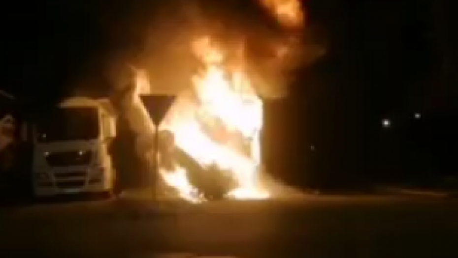 PRVI SNIMCI TRAGEDIJE U NOVOM SADU Automobil se zakucao u kamion i eksplodirao, dvoje poginulo! (FOTO+VIDEO)