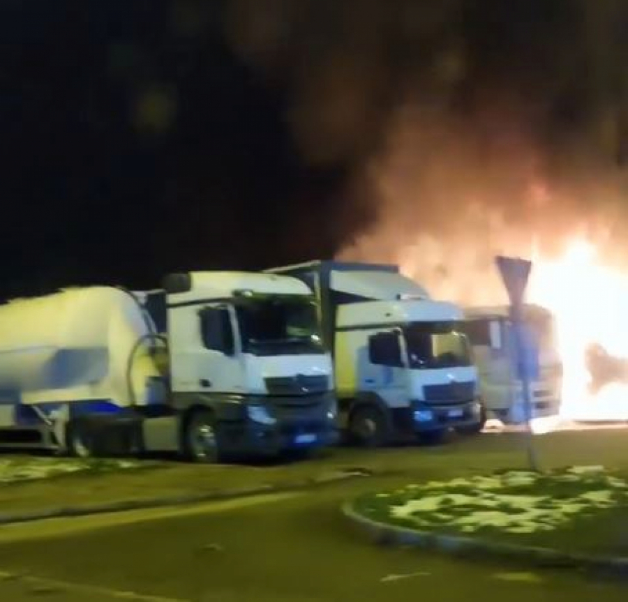 OTAC NEUTEŠAN POSMATRAO AUTOMOBIL U PLAMENU Ovo je mladić koji je izgoreo u Novom Sadu?