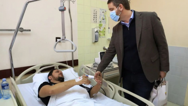 VAŽNO JE DA GAŠI NIJE ŽIVOTNO UGROŽEN Povređenog radnika JKP Šumadije obišao gradonačelnik Nikola Dašić