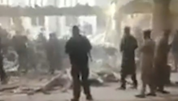 STRAVIČNE SCENE NA MESTU SRUŠENE DŽAMIJE Bombaš-samoubica ubio 59 ljudi, od toga 27 policijskih zvaničnika (UZNEMIRUJUĆI VIDEO)