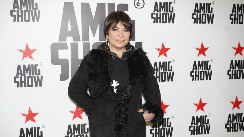 STOJA SE SKINULA I BEZ FOTOŠOPA POKAZALA KAKO ZAPRAVO IZGLEDA Okrenula se otpozadi i bezobraznim pozama ostavila sve bez teksta (FOTO)