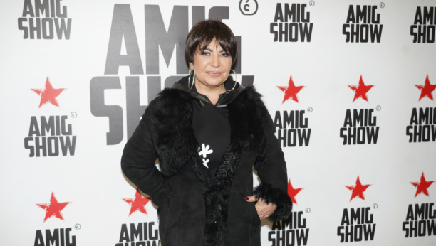 STOJA SE SKINULA I BEZ FOTOŠOPA POKAZALA KAKO ZAPRAVO IZGLEDA Okrenula se otpozadi i bezobraznim pozama ostavila sve bez teksta (FOTO)