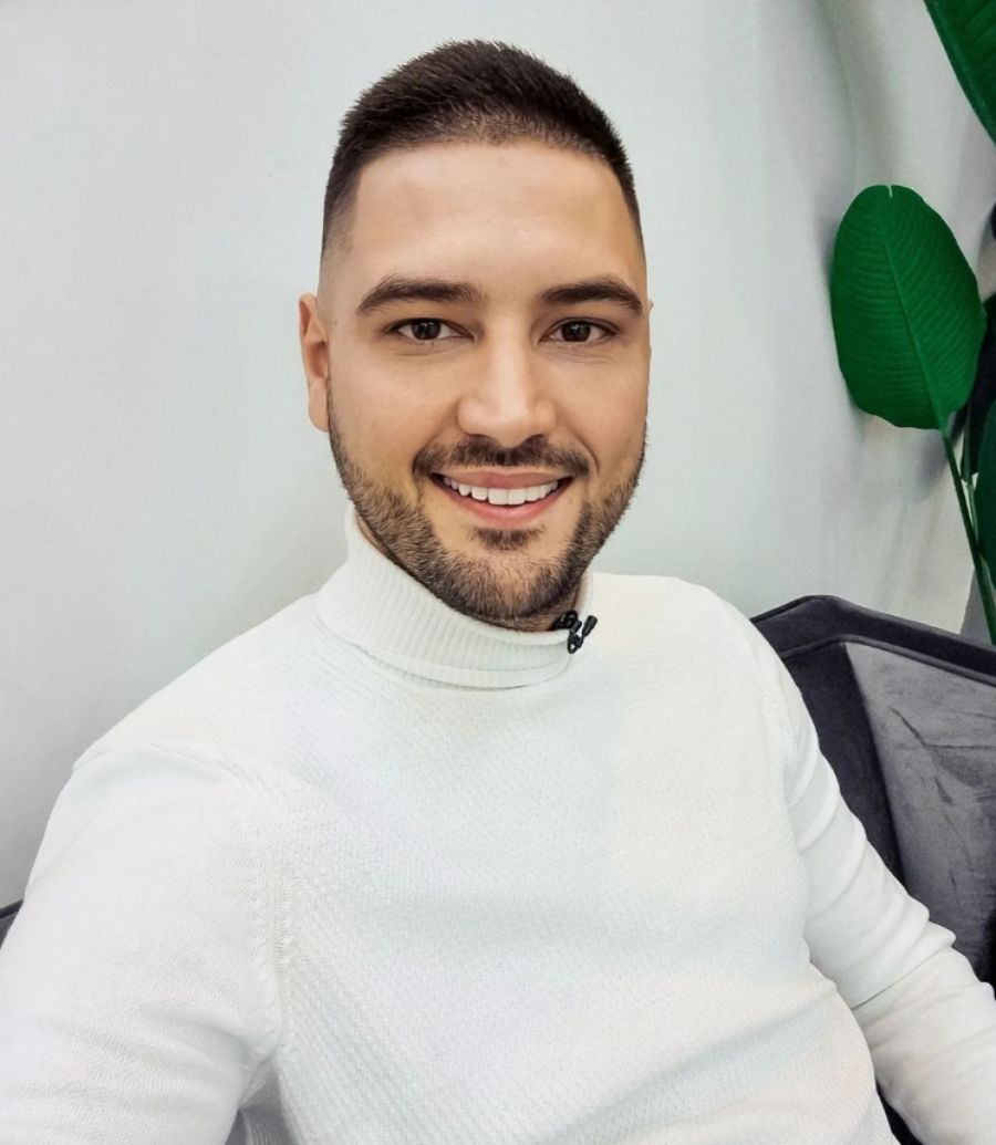 PEVAČ NE PRESTAJE DA IZNENAĐUJE SVOJIM POSTUPCIMA Ljuba Perućica izbacio provokativnu fotografiju i svi se pitaju kako će njegova supruga da reaguje